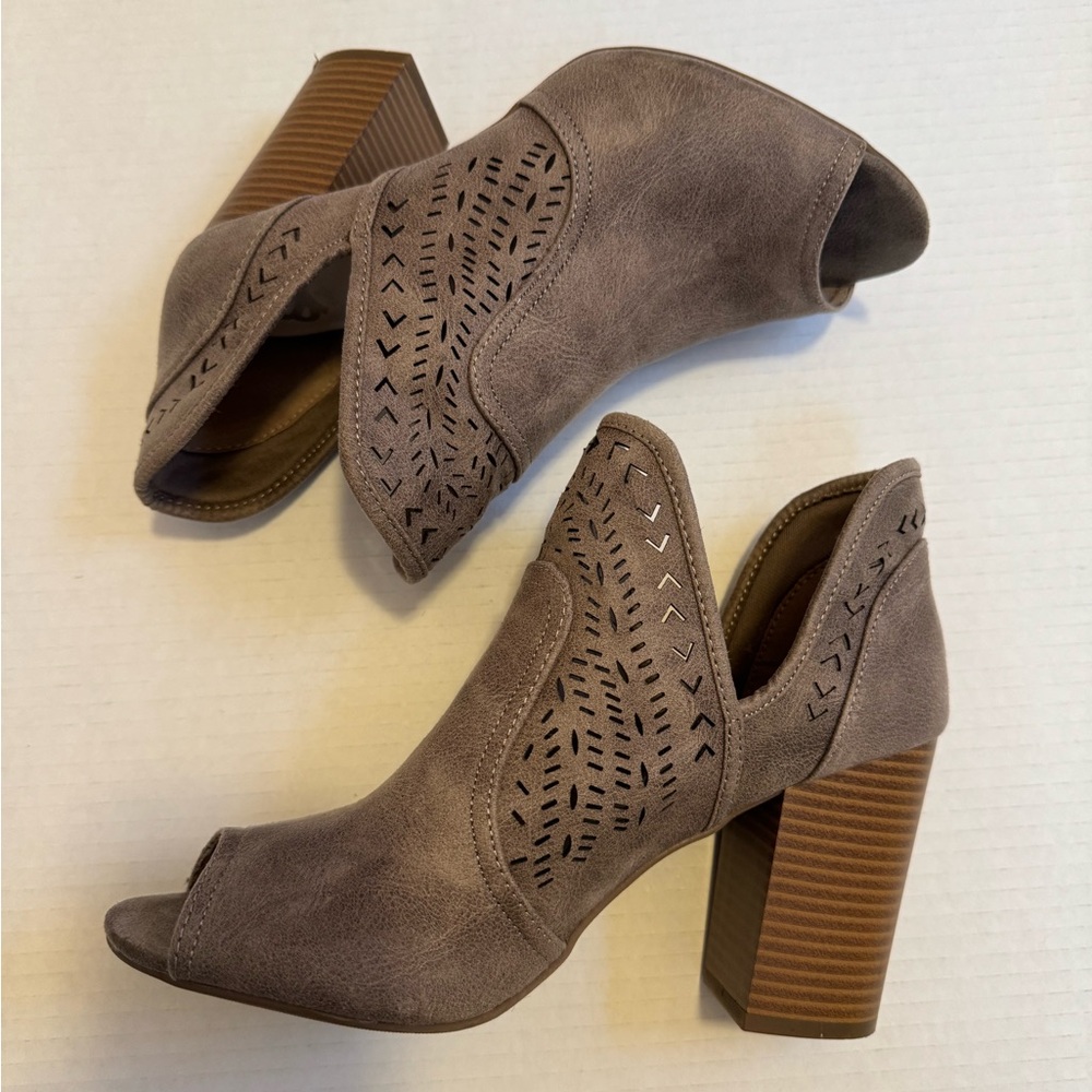Fergilicious by FERGIE.  Taupe Peep-Toe ankle Booties.
Good condition. Size 8
